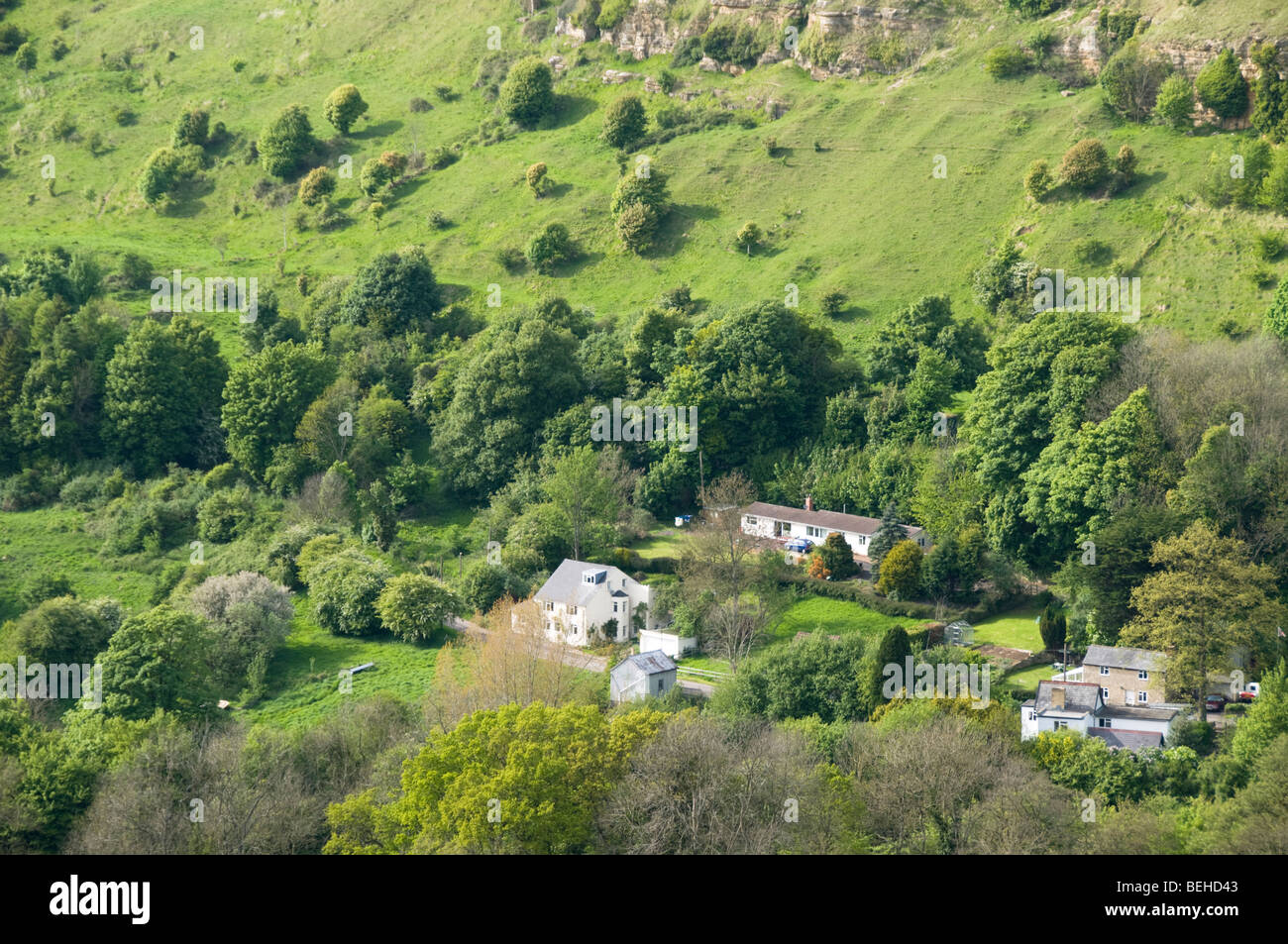 Case di grandi dimensioni situato nella valle di Cotswolds visto dalla collina Birdlip, Gloucestershire, Regno Unito Foto Stock