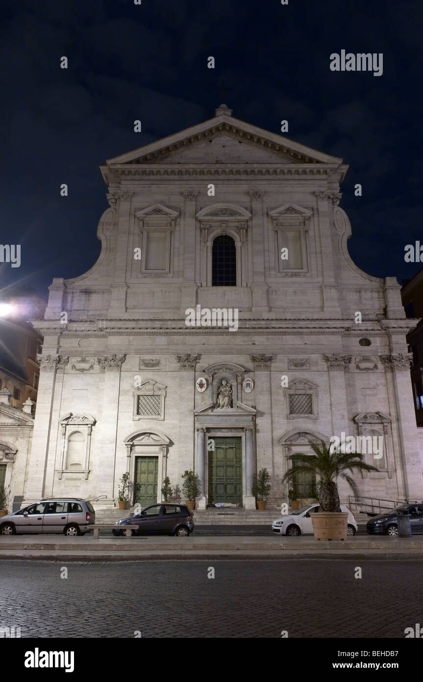 Roma, Italia. La chiesa di Santa Maria in Traspontina in Via della Conciliazione, di notte. Foto Stock