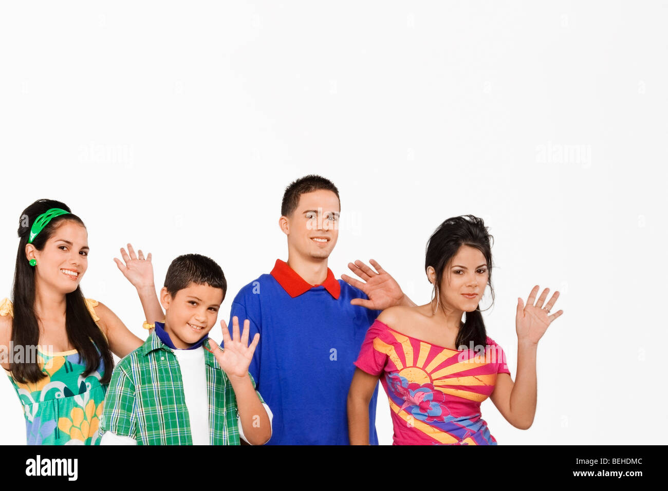 Ritratto di quattro persone sventolano le loro mani Foto Stock
