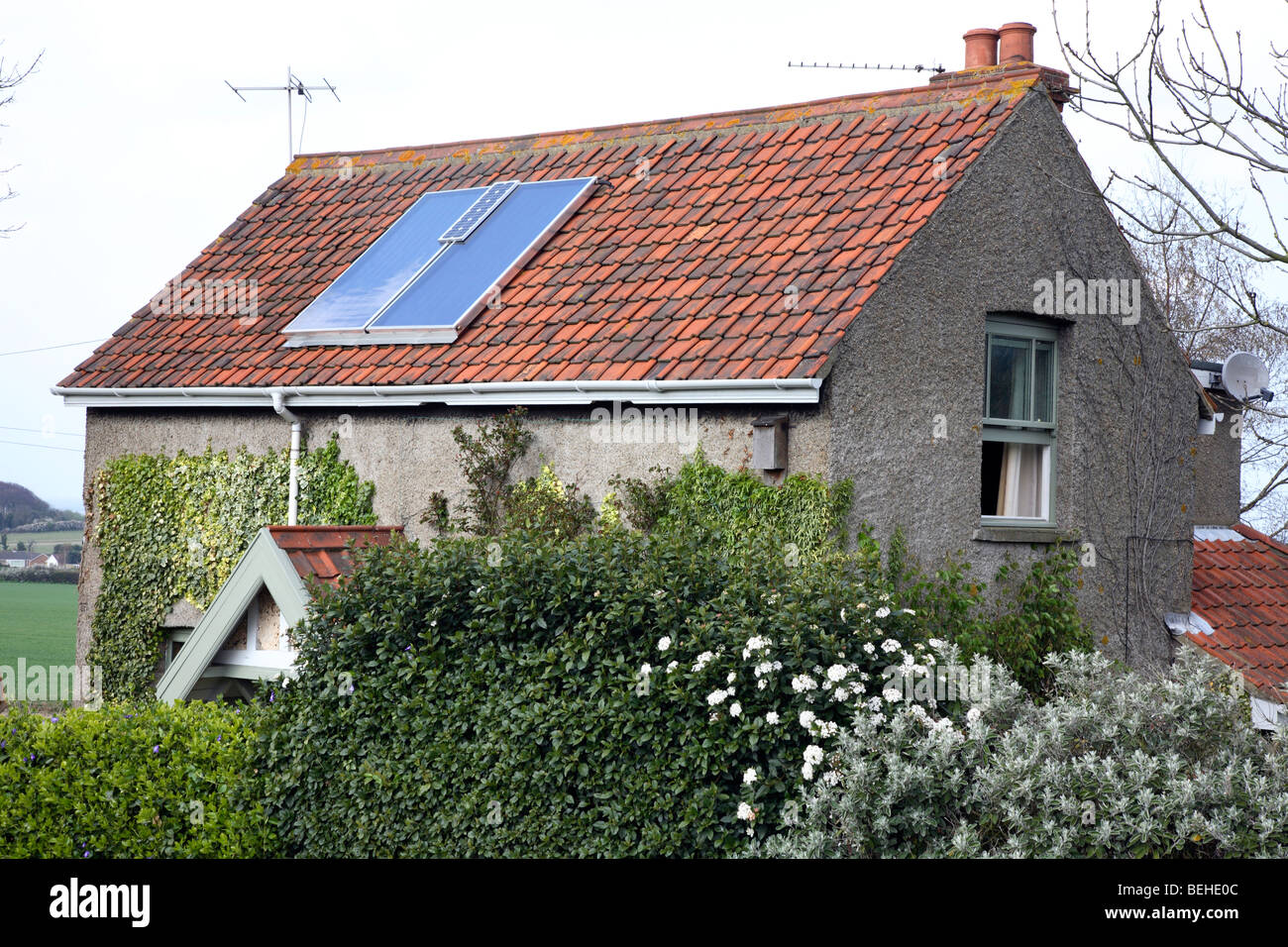 Pannello solare sul tetto di una casa. Foto Stock