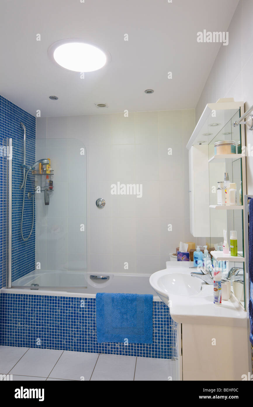 Bagno moderno con tubo di Sun Foto Stock