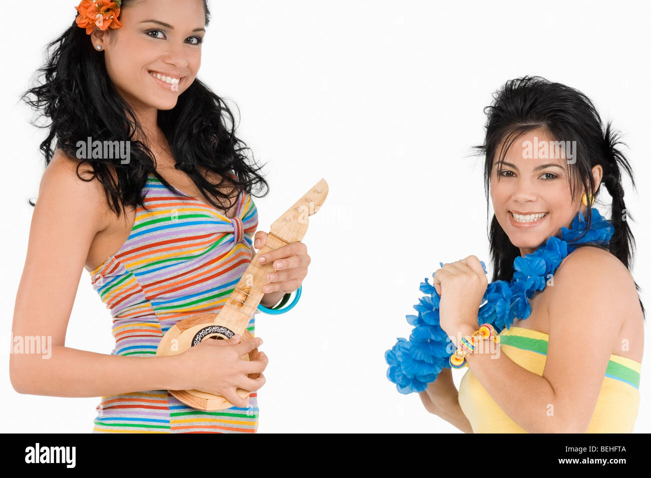 Ritratto di una giovane donna di riproduzione di un ukulele e una ragazza adolescente a scatto Foto Stock