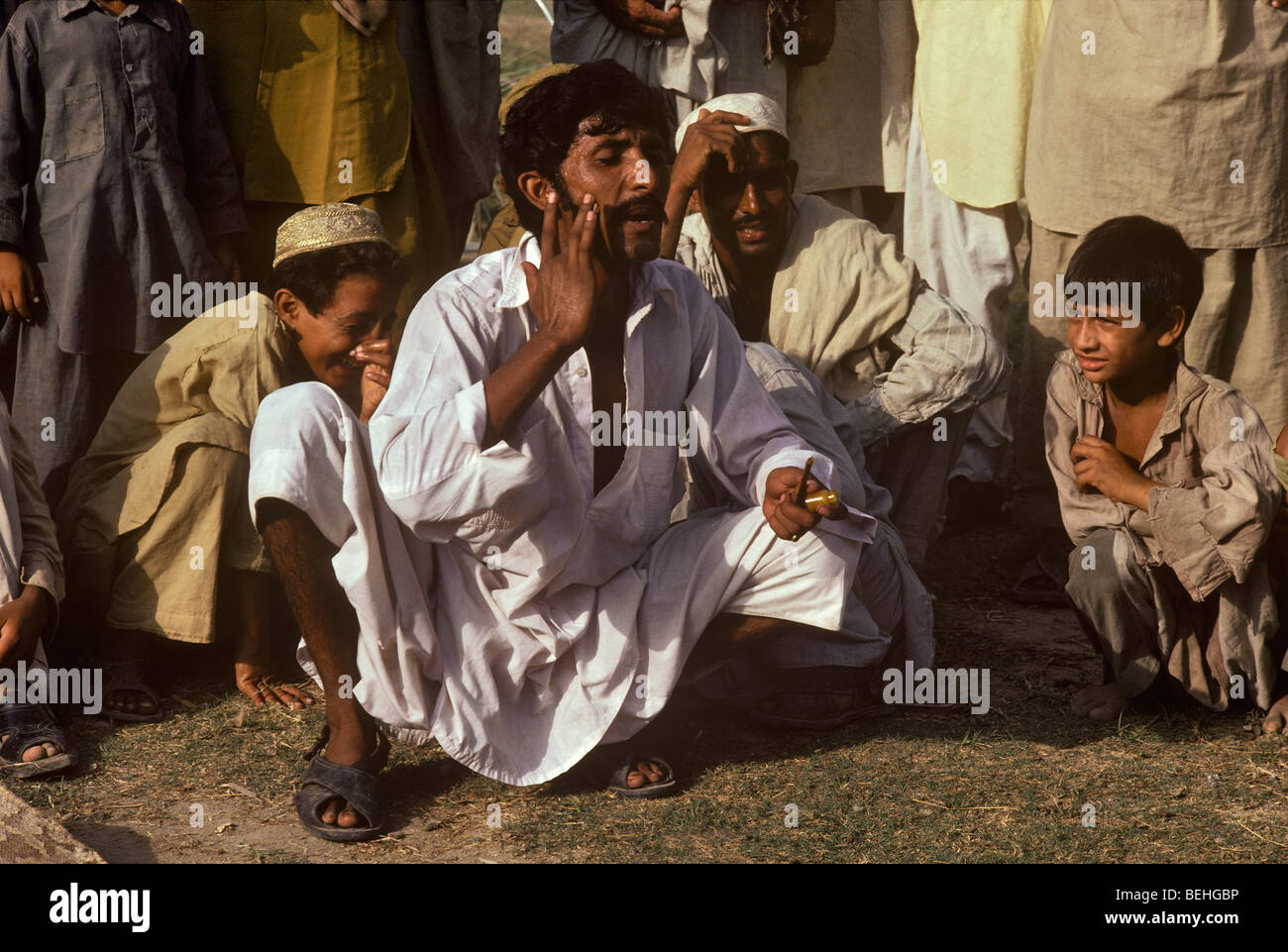 Uomo Medicina a vivere il mercato azionario, Darra Adam Khel, Pakistan Foto Stock
