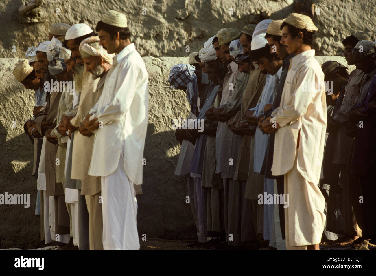 Pathan uomini pregando in open-air moschea, Kado, frontiera di nord-ovest del Pakistan, Foto Stock