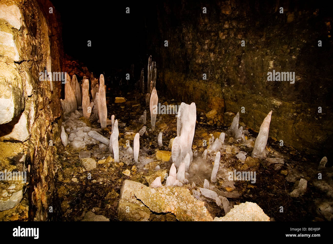 Stalattiti neve ghiacciata grotta di stalagmiti inverno umido di ghiaccio Foto Stock