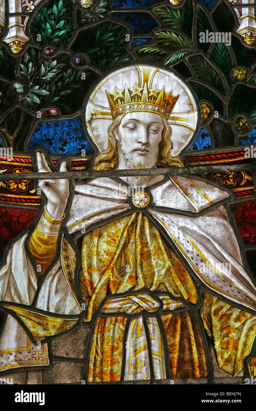 Una vetrata di Heaton, Butler & Bayne 1879 raffigurante Gesù Cristo (Cristo Re), Chiesa di tutti i Santi, Warham, Norfolk Foto Stock