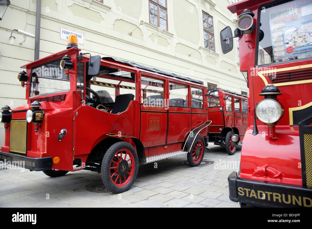 Autobus rossi per visite turistiche Bratislava Città Vecchia, Slovacchia Foto Stock