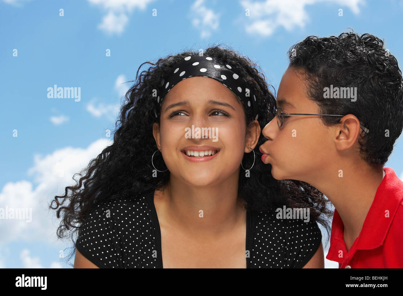 Profilo laterale di un ragazzo baciare una ragazza adolescente Foto Stock