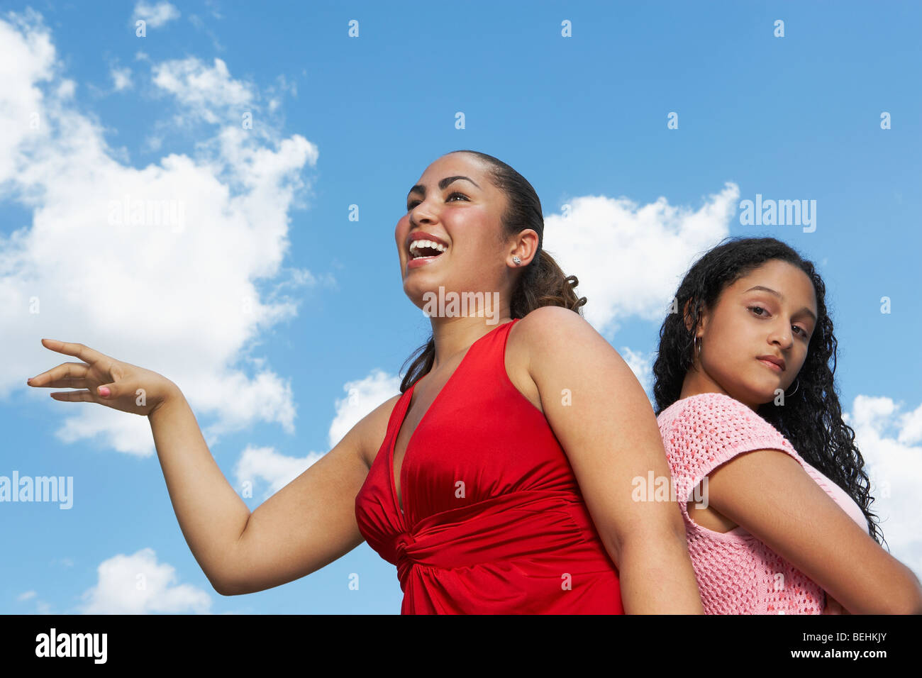 Profilo laterale di due ragazze adolescenti in piedi di schiena Foto Stock