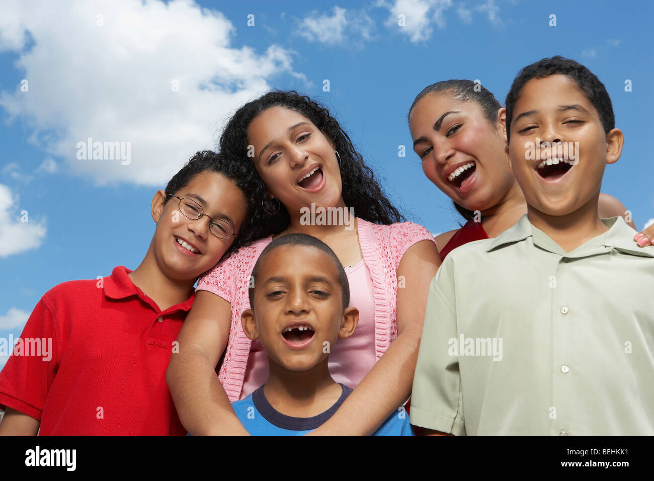 Ritratto di due ragazze adolescenti e tre ragazzi ridere Foto Stock