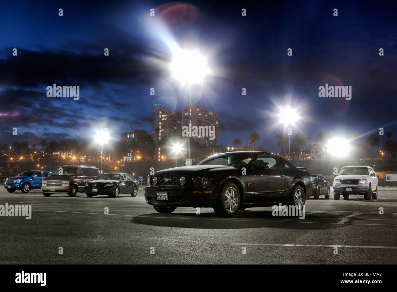 Una Ford Mustang in un parcheggio di notte (California, USA) Foto Stock