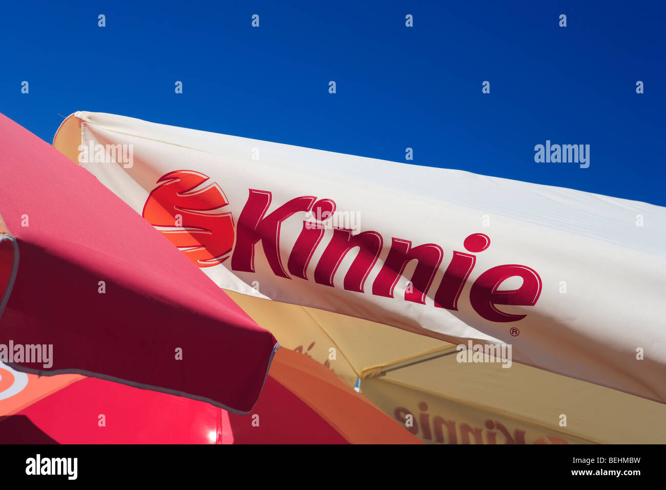 Sun sfumature pubblicità Kinnie, Maltese soft drink Foto Stock