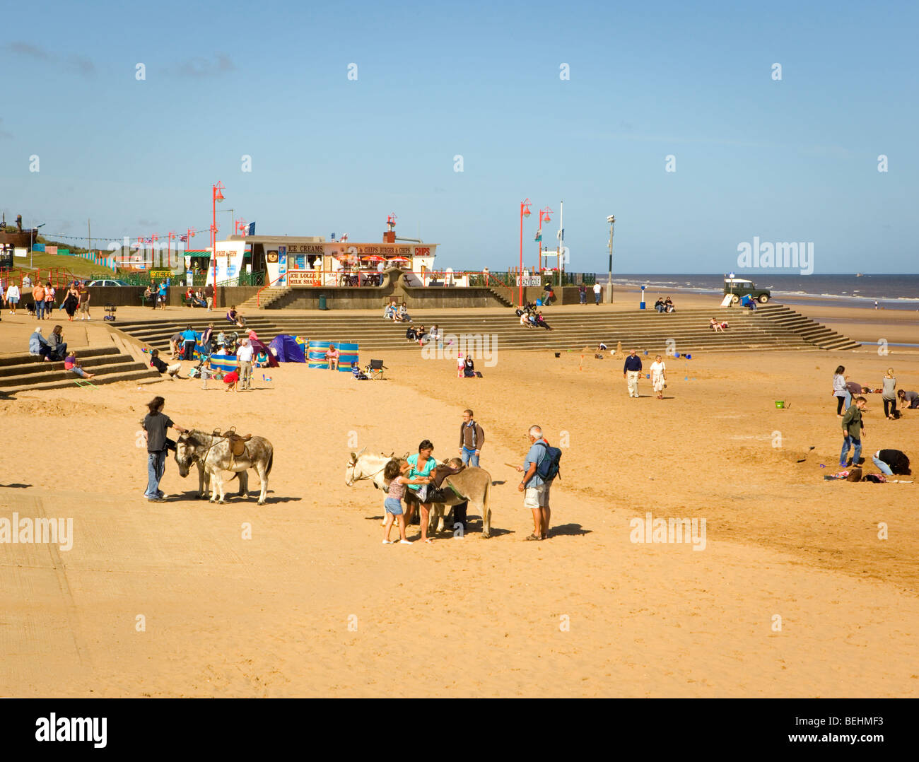 Famiglia tradizionale vacanza al mare a Mablethorpe sulla costa in Lincolnshire Foto Stock