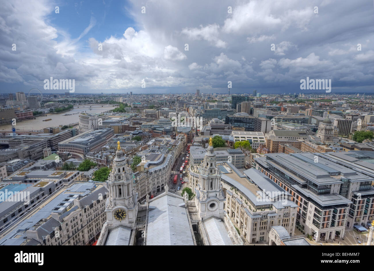 Vista dalla cima della Cattedrale di St Paul guardando ad ovest, con il fiume Tamigi sulla sinistra e un drammatico cielo sopra. Foto Stock