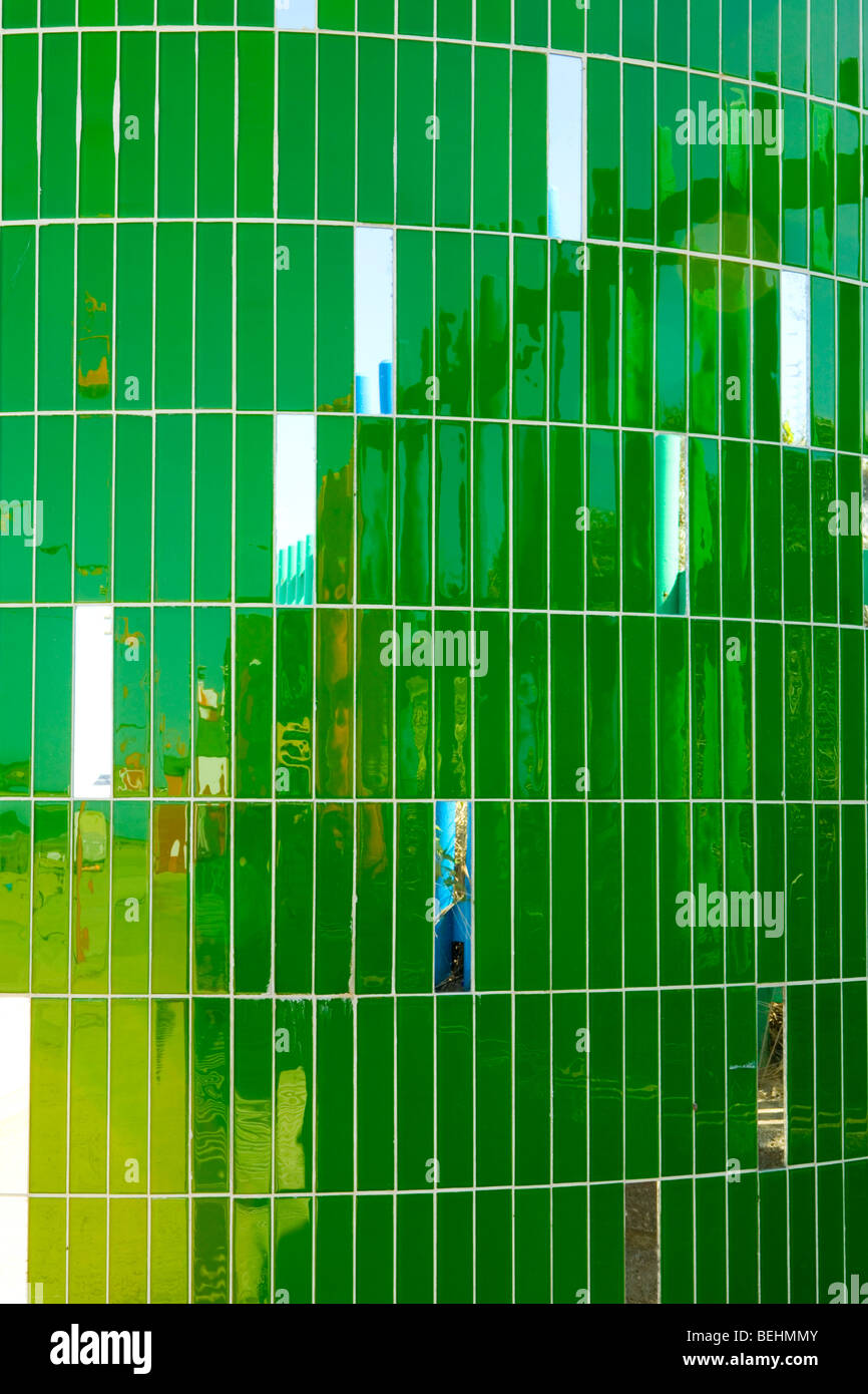 Vieni e vedi Me per artista Michael Trainor: un beach hut sulla promenade Mablethorpe Foto Stock