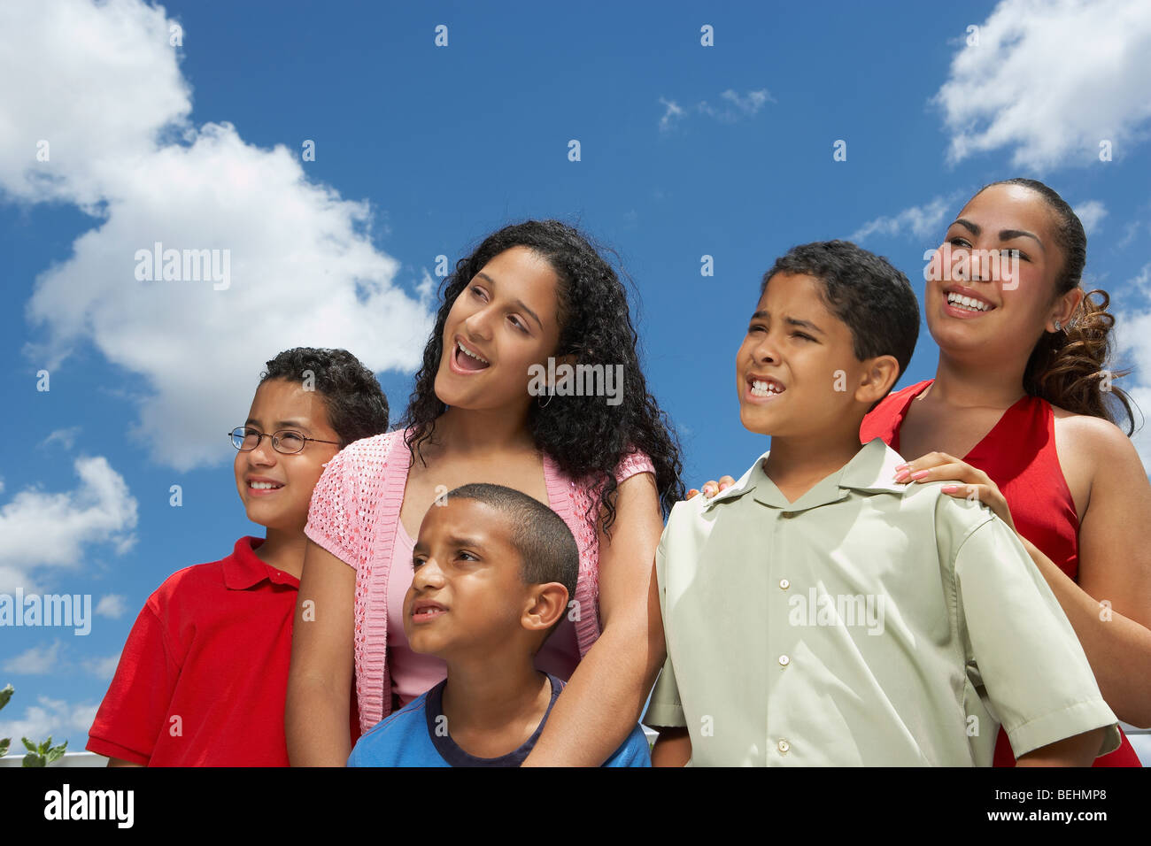 Close-up di tre ragazzi e due ragazze adolescenti sorridente Foto Stock