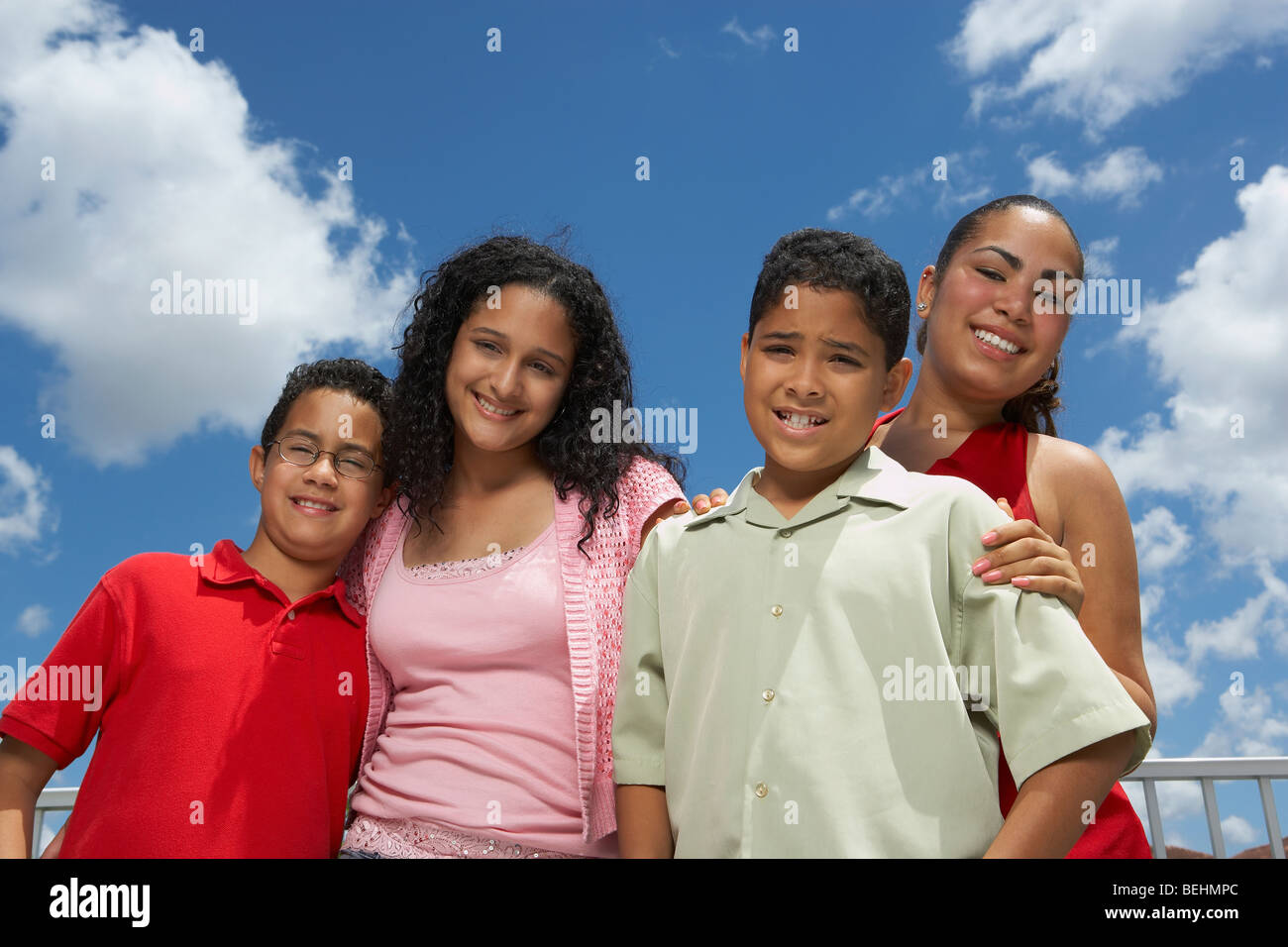 Ritratto di due ragazzi e due ragazze adolescenti sorridente Foto Stock