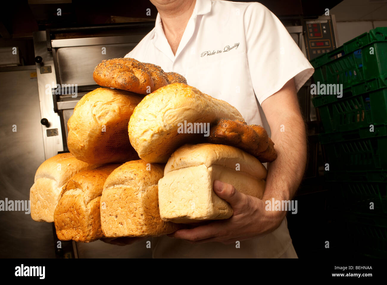 Baker holding pagnotte di pane Foto Stock