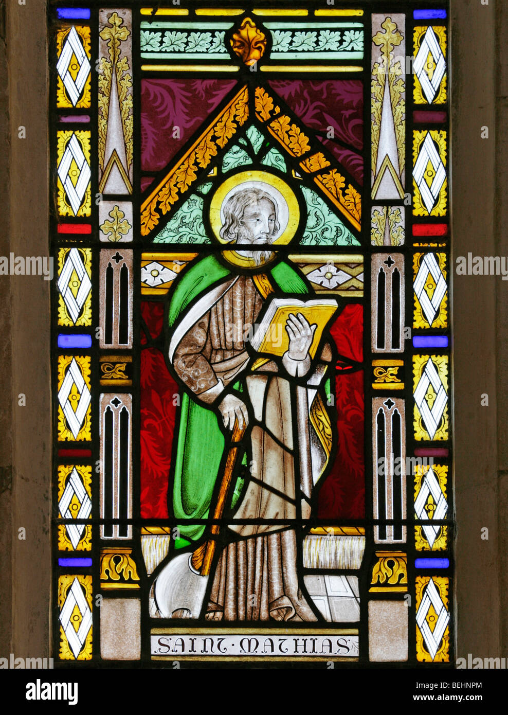 Una vetrata raffigurante San Mathias o Matthias l Apostolo, Chiesa di Tutti i Santi, Wighton, Norfolk da Giuseppe Concessione di Costessey Foto Stock