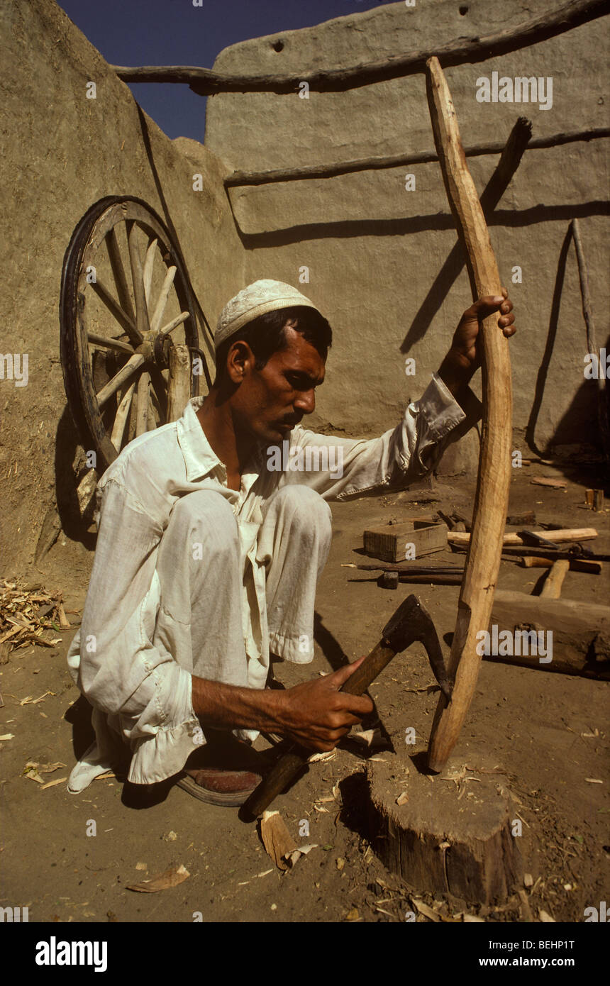 Falegname riparazione di aratro, frontiera di nord-ovest del Pakistan, Foto Stock