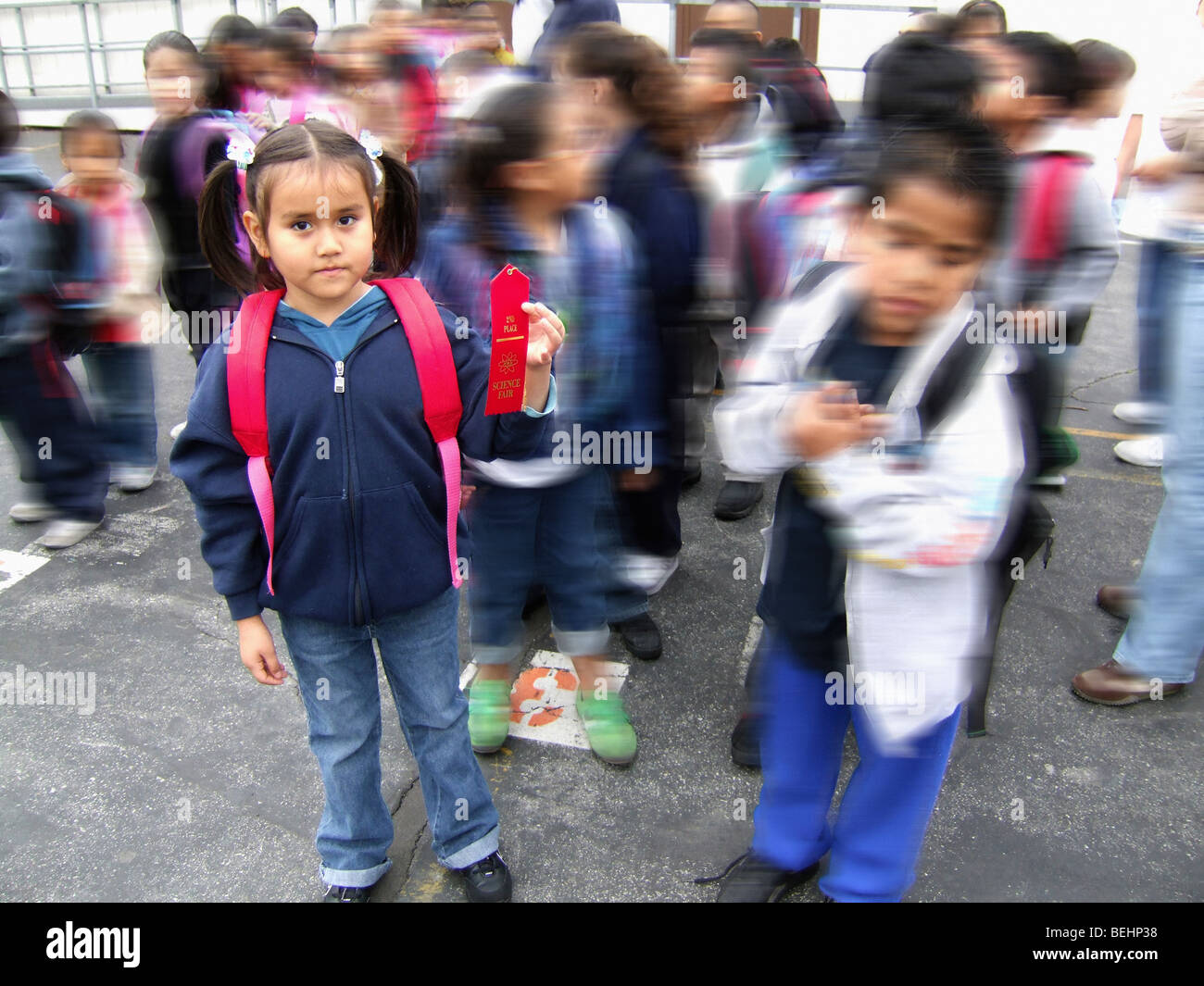 Studentessa indossando uno zaino Foto Stock