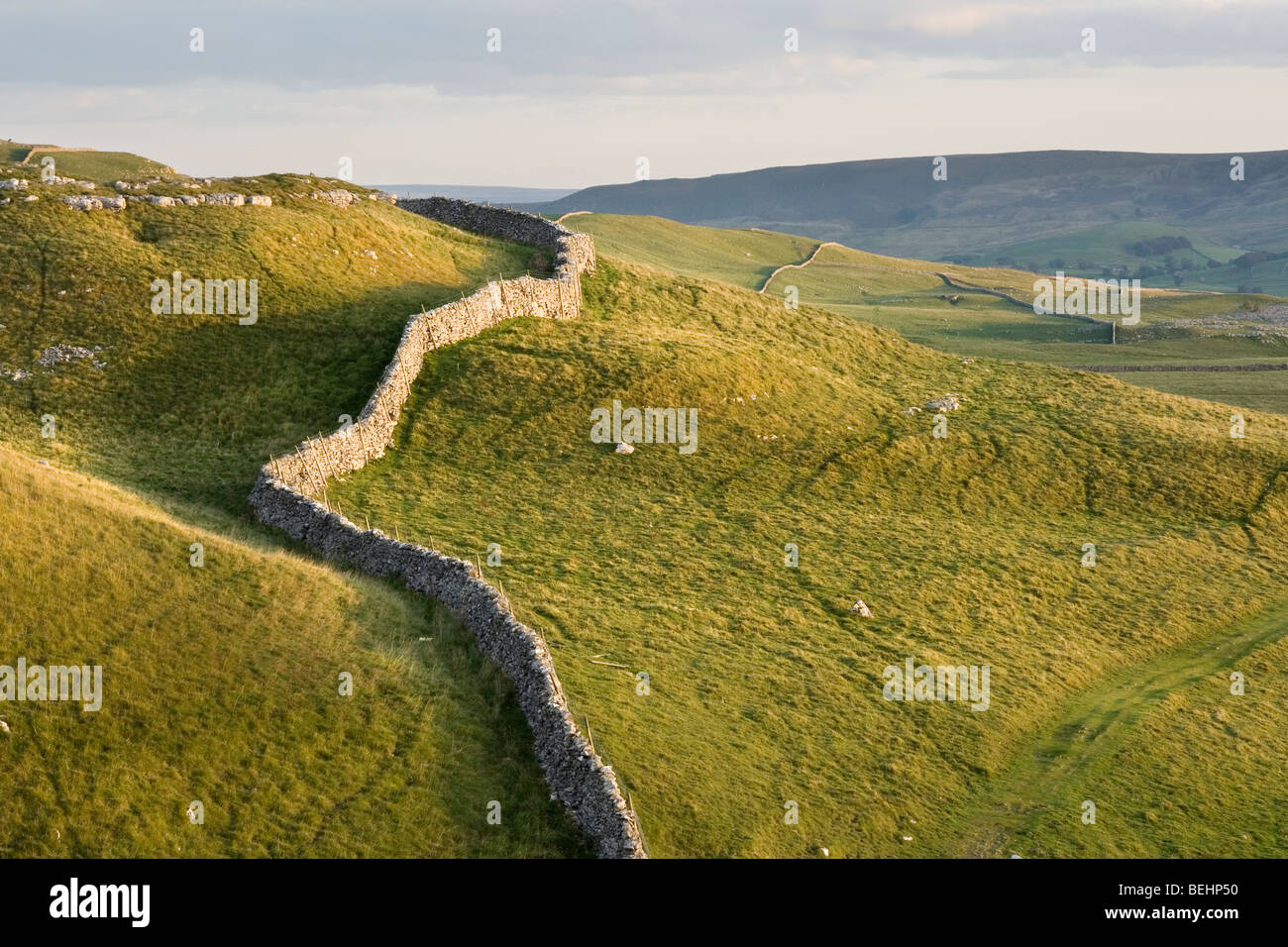 Una parete di stalattite segue i contorni delle colline, Conistone, Superiore Wharfedale, Yorkshire Dales, Inghilterra Foto Stock