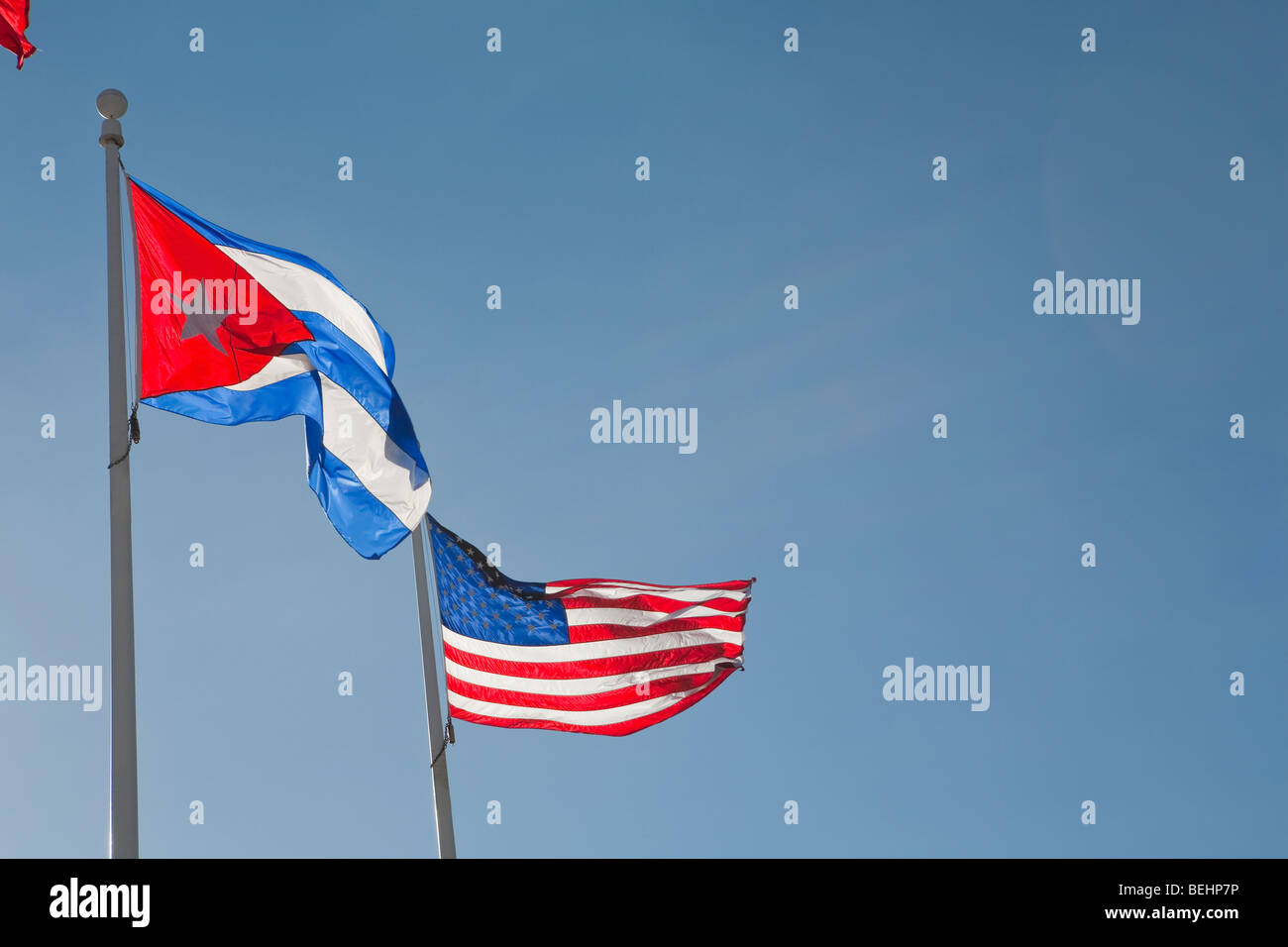 Basso angolo vista di bandiere nazionali, Miami, Miami-Dade County, Florida, Stati Uniti d'America Foto Stock