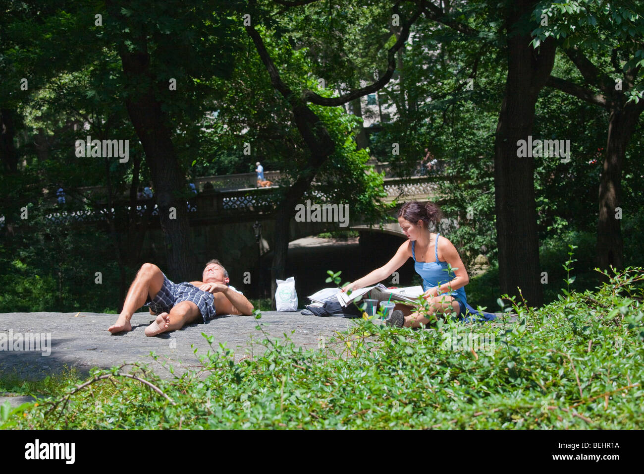Giovane relax nel parco centrale in un weekend a New York City Foto Stock