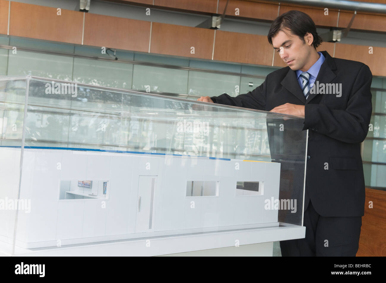Imprenditore guardando un modello architettonico Foto Stock