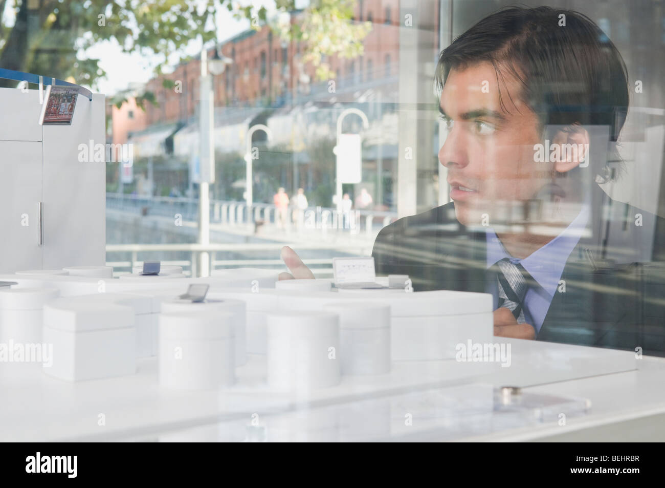 Imprenditore guardando un modello architettonico Foto Stock