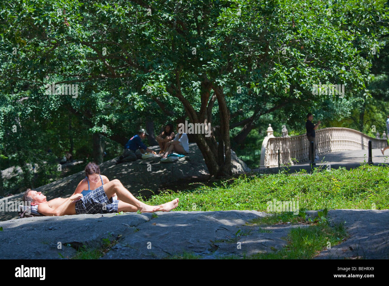 Giovane relax nel parco centrale in un weekend a New York City Foto Stock