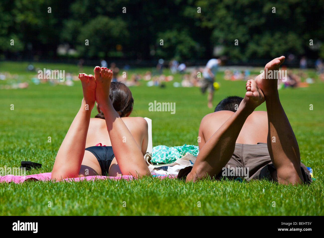 Giovane rilassanti in Sheep Meadow a Central Park in un weekend a New York City Foto Stock