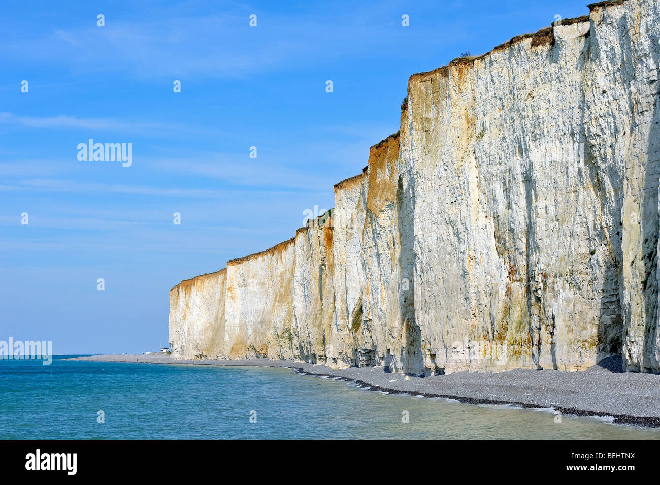 Spiaggia di ciottoli e le più alte scogliere di gesso in Europa in Criel-sur-Mer, Seine-Maritime, Haute-Normandie, Normandia, Francia Foto Stock