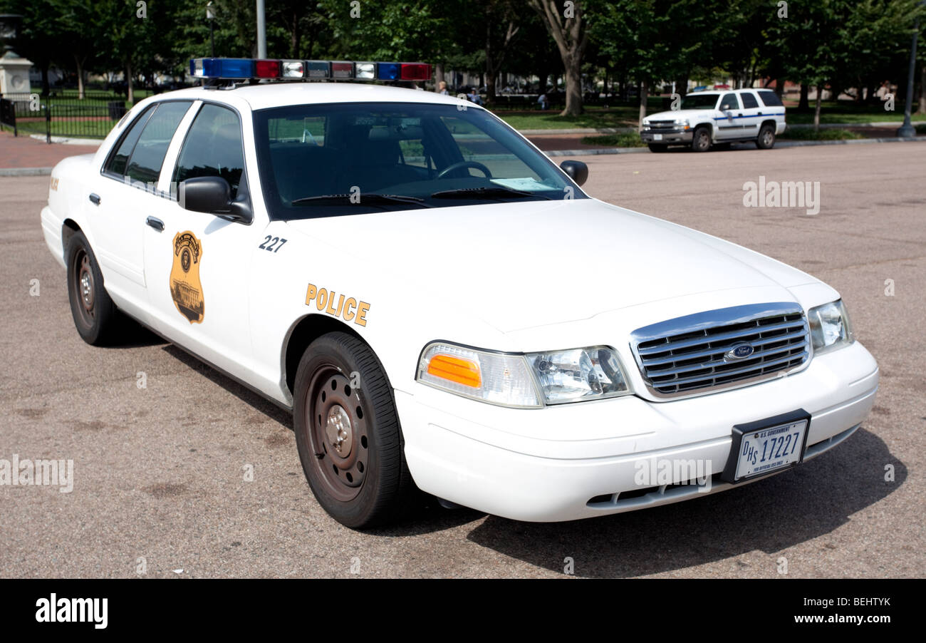 Vista frontale di tre quarti di un'auto di polizia fuori dalla Casa Bianca, Washington DC, USA, Stati Uniti d'America. Foto Stock