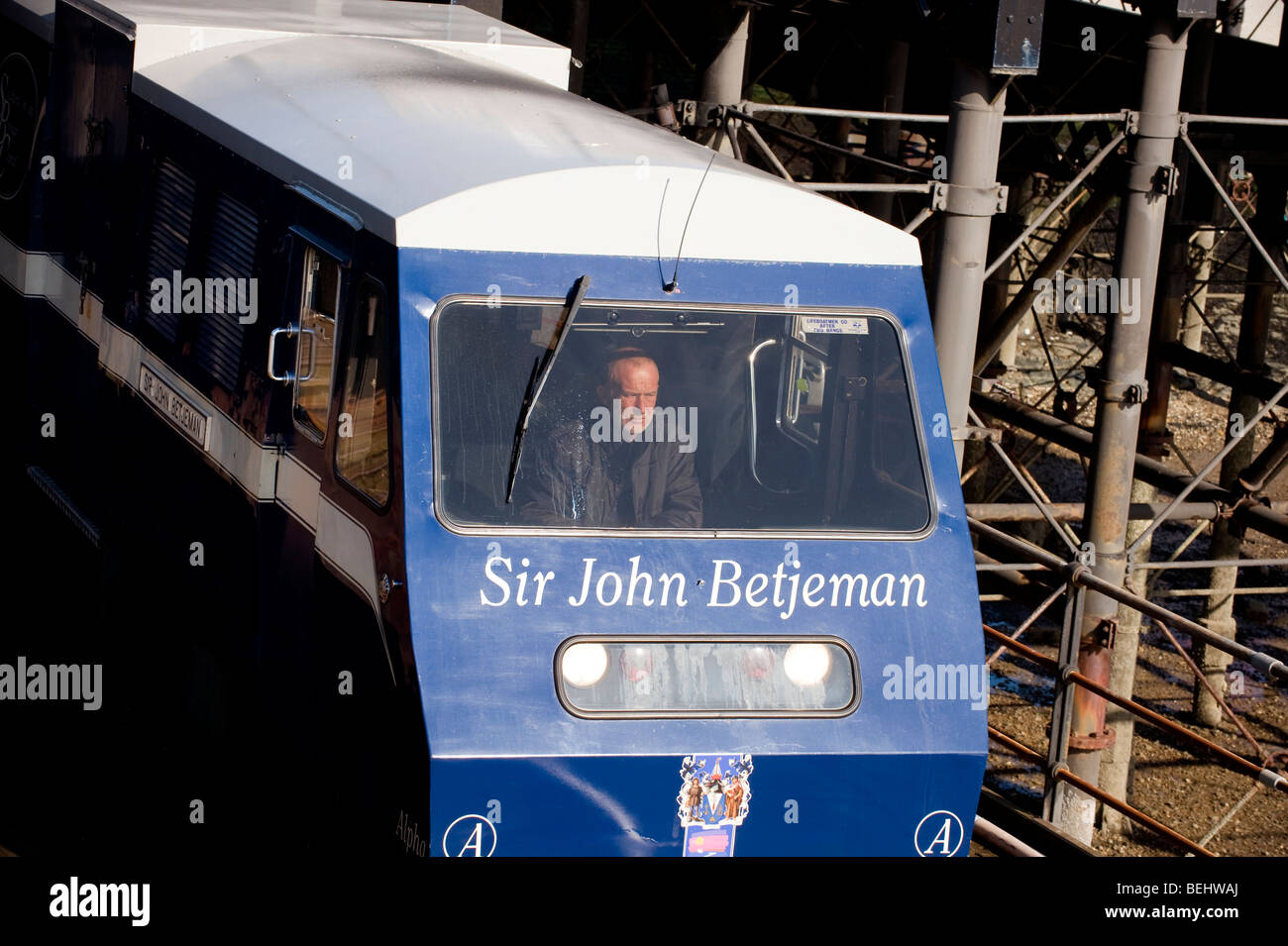 Sir John Betjeman treno tira fuori la testa del molo sul molo di Southend in Essex. Foto Jim Holden. Foto Stock