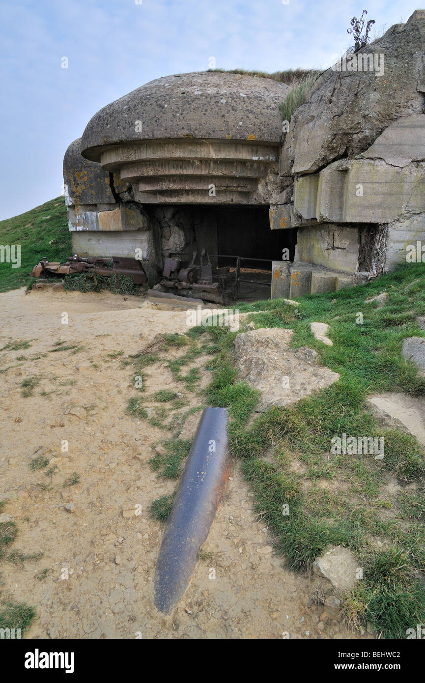 Pistola tedesca nel bunker di WW2 Batterie Le Chaos, parte della seconda guerra mondiale due Atlantikwall a Longues-sur-Mer, Normandia, Francia Foto Stock