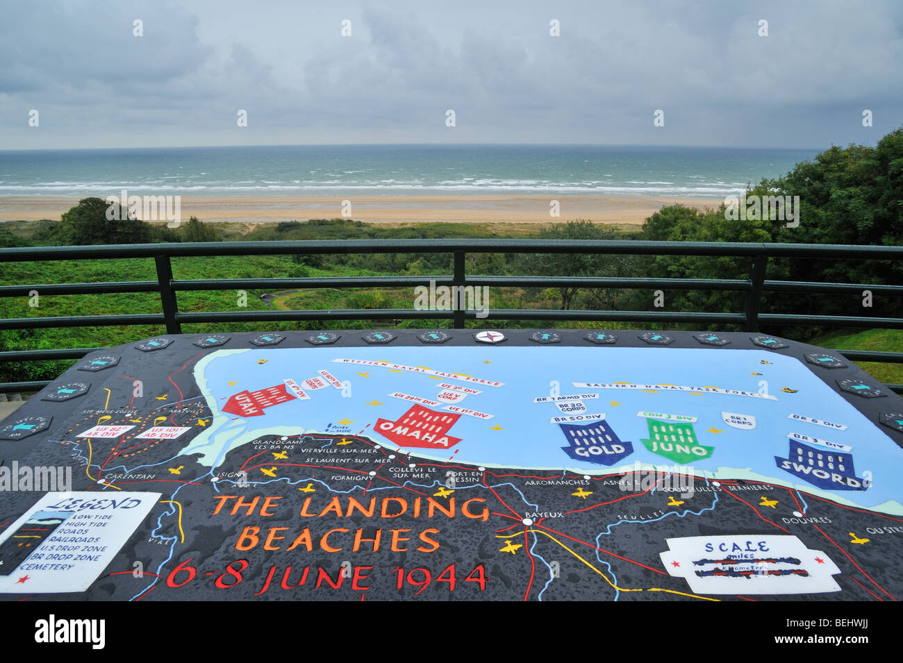 Tabella di orientamento che mostra le spiagge dello sbarco a WW2 Normandia Cimitero e memoriale americano a Colleville-sur-Mer, Normandia, Francia Foto Stock