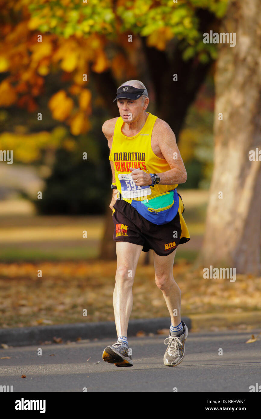 Senior Citizen in esecuzione nel 2009 Royal Victoria maratona-Victoria, British Columbia, Canada. Foto Stock