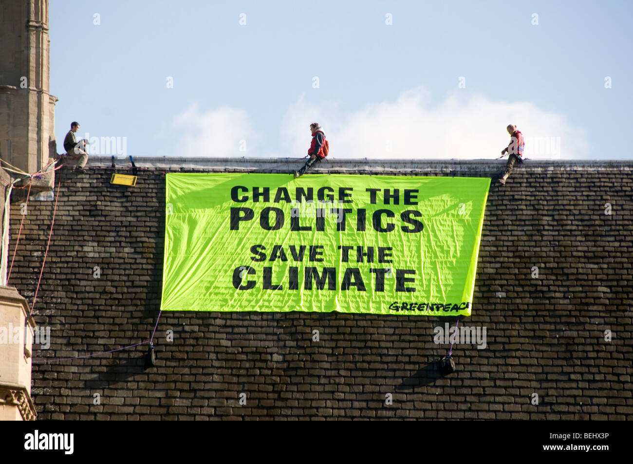 Protesta da parte di attivisti di Greenpeace che occupano il tetto del Parlamento e i banner di dire cambiare la politica salvare il clima Foto Stock