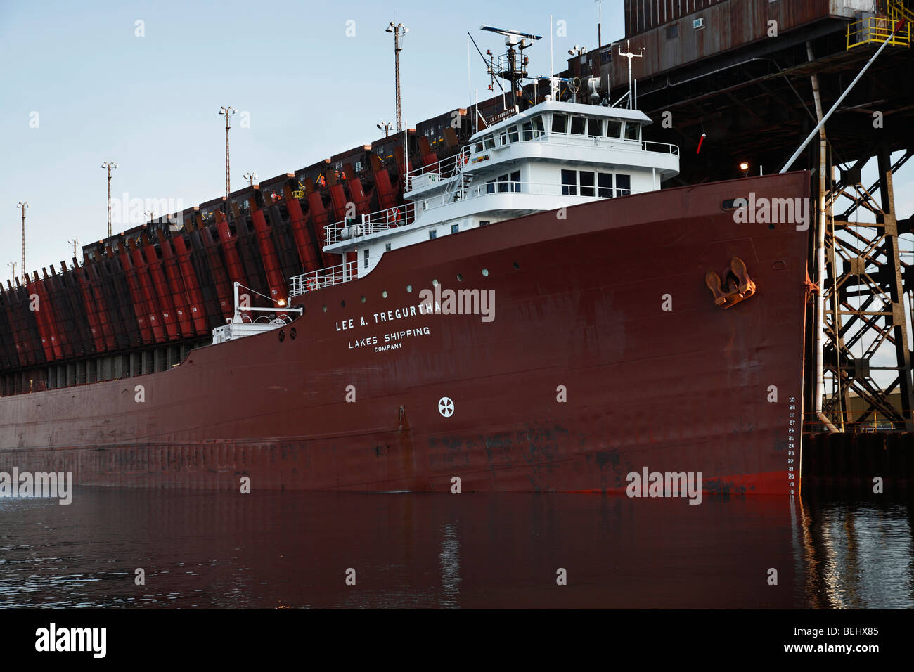 Una nave al molo di Upper Harbor ore sul lago Superior a Marquette Michigan, USA, basso angolo nessuno ad alta risoluzione Foto Stock