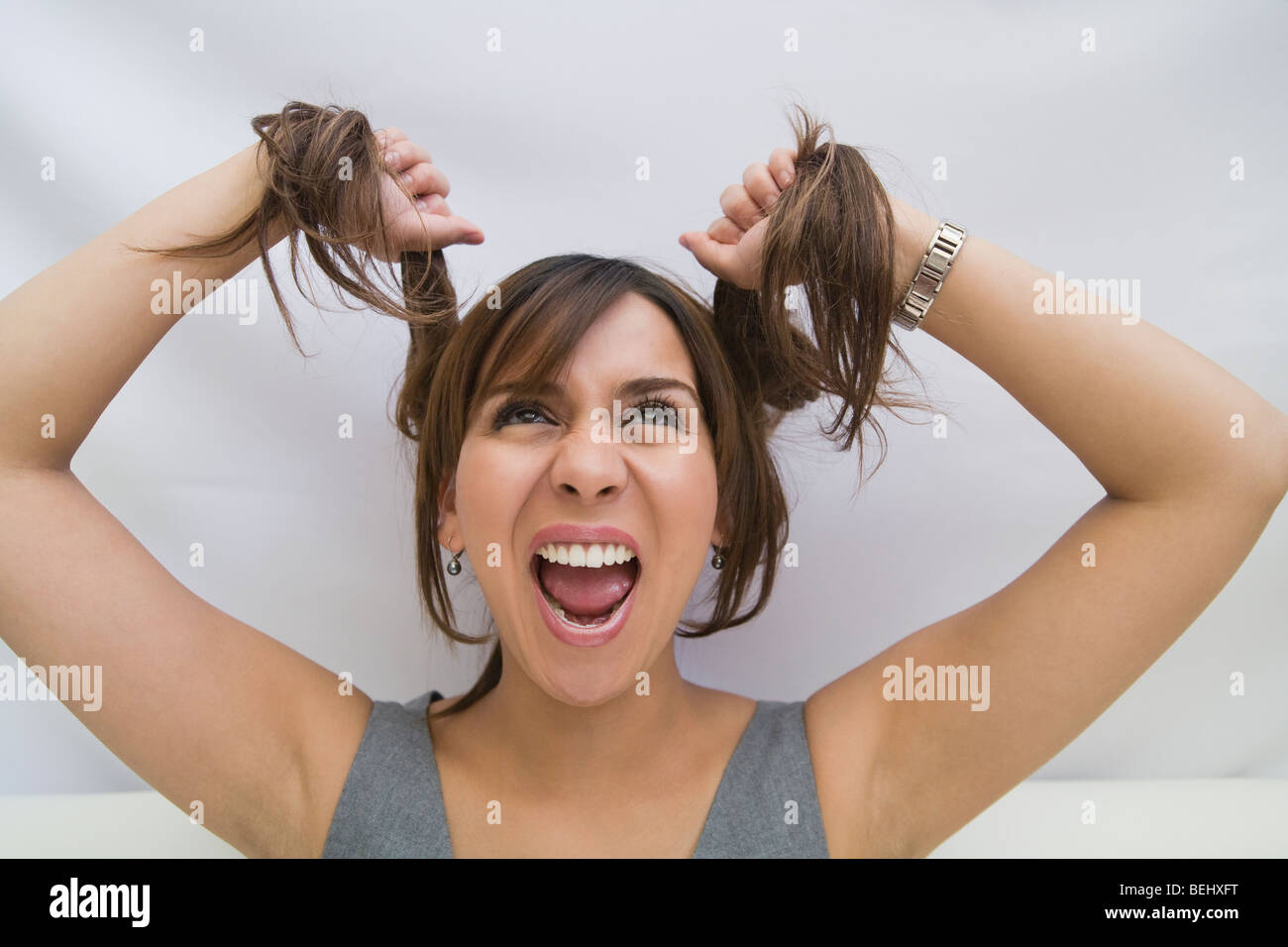 Close-up di una donna tirando i capelli Foto Stock