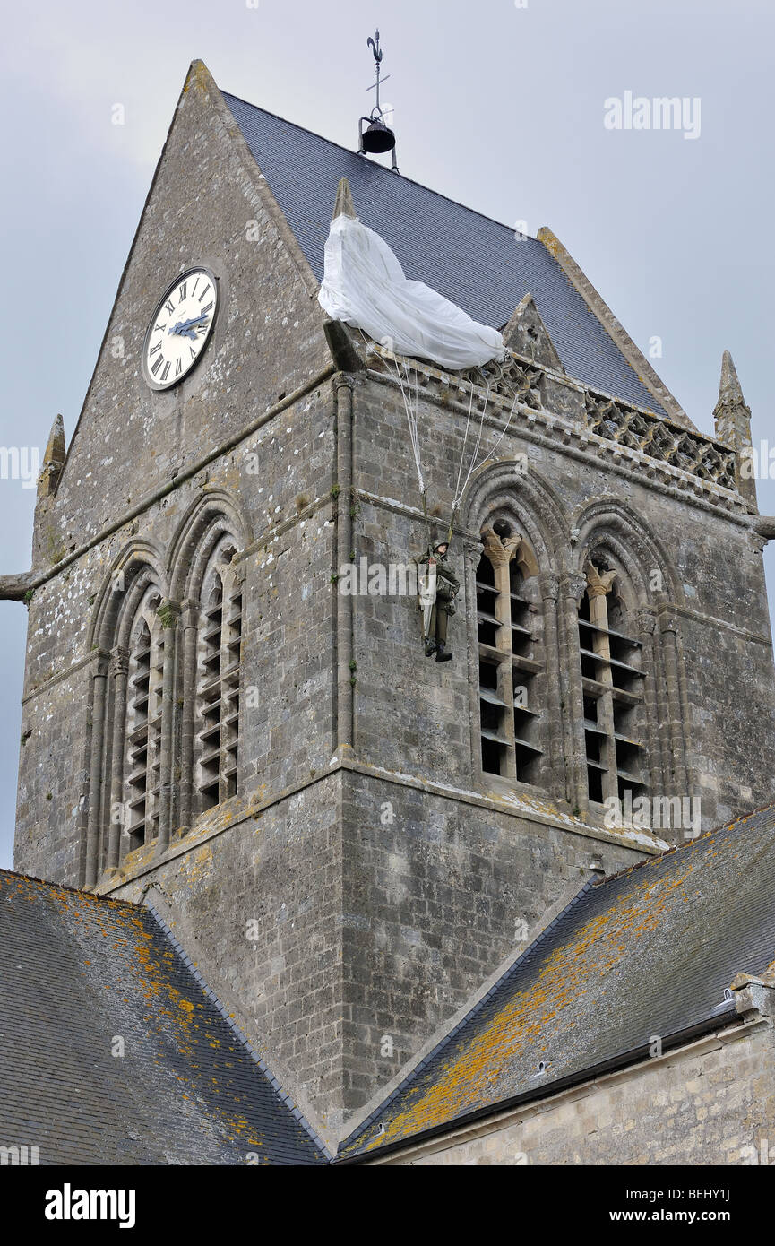 Seconda guerra mondiale parachute Memorial in onore di WW2 paracadutista John Steele sul campanile di una chiesa, Sainte-Mère-Église, Normandia, Francia Foto Stock