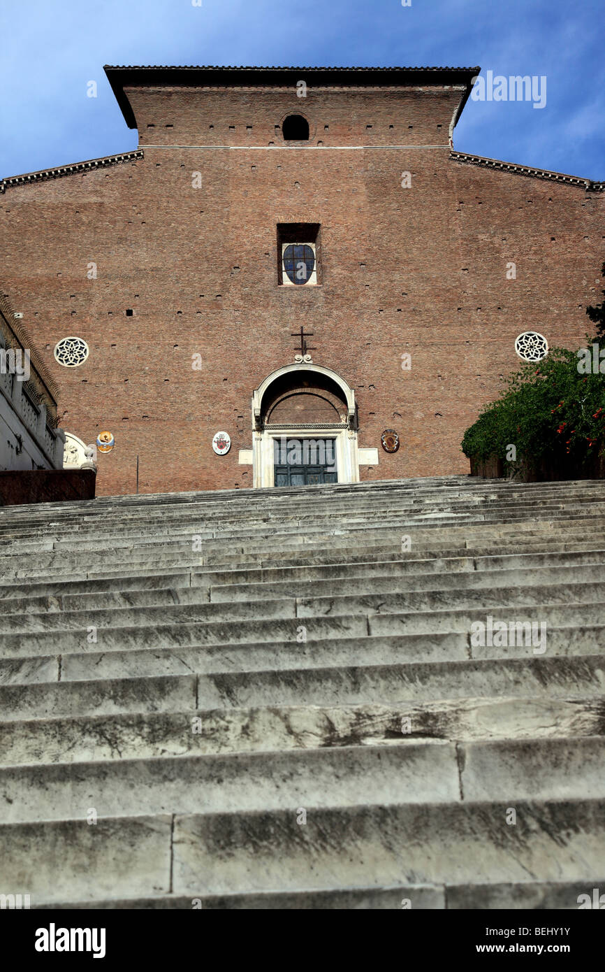 La scala e la facciata di Santa Maria in Aracoeli a Roma Foto Stock