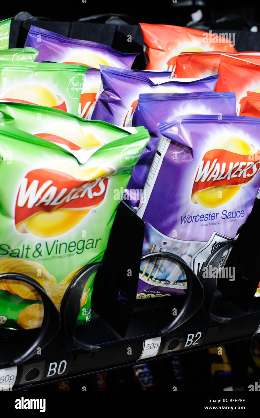 Pacchetto di patatine in un distributore automatico Foto Stock