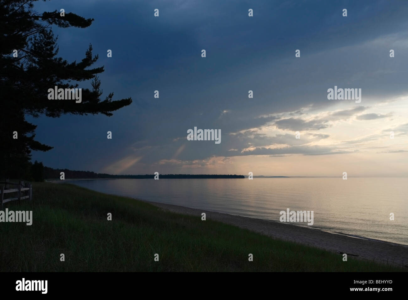 Tramonto estivo sul lago Superior nella penisola superiore del Michigan negli Stati Uniti angolo basso nessuno minimalista sfondo naturale alta risoluzione Foto Stock
