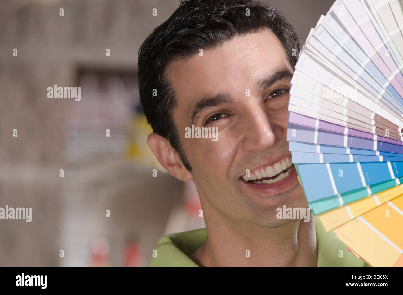 Uomo con un campione di colore in un negozio di ferramenta Foto Stock
