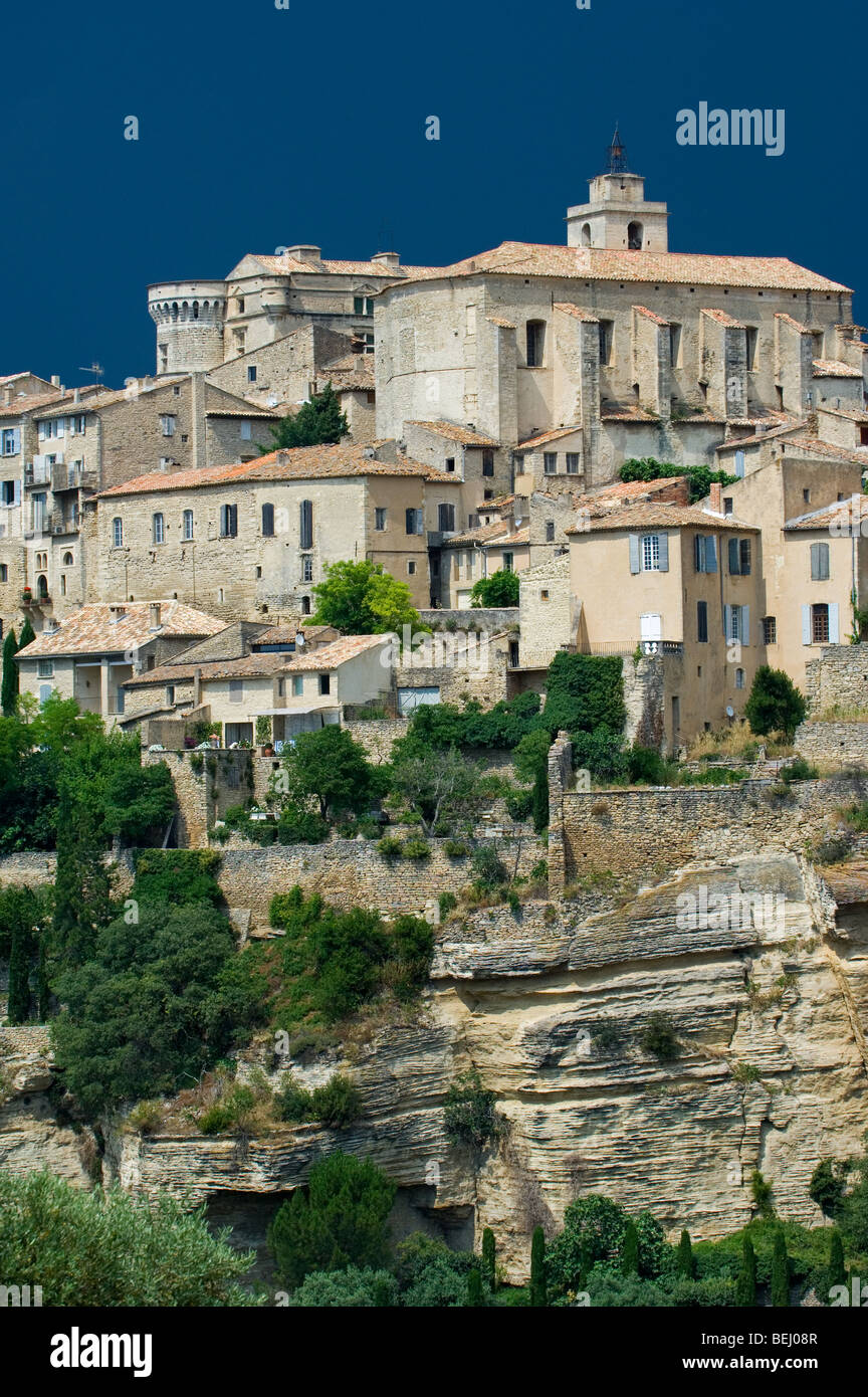 Il villaggio Gordes nel Luberon montagne di Vaucluse, Provence-Alpes-Côte d'Azur, Provenza, Francia Foto Stock