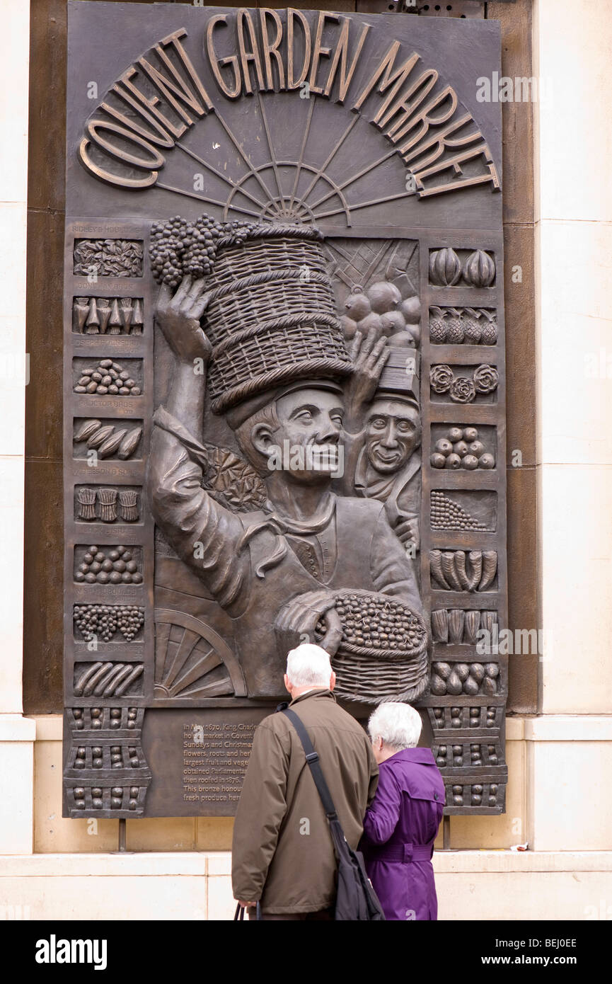 Rilievo bronzeo scultura, Covent Garden, Londra, Regno Unito Foto Stock