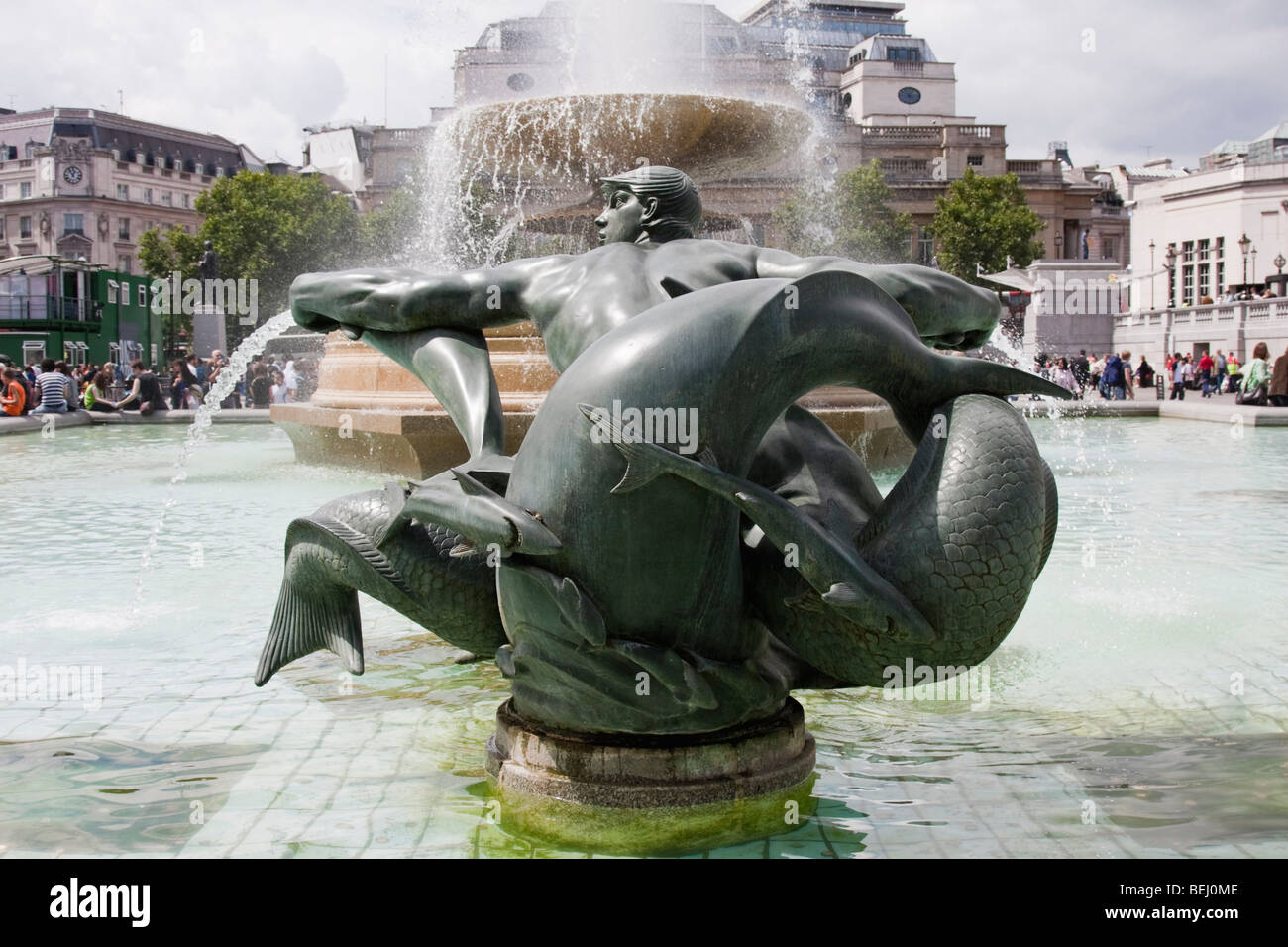 La scultura in bronzo del merman in Trafalgar Square, Londra Inghilterra, con fontana dietro. Preso in estate 2009. Foto Stock