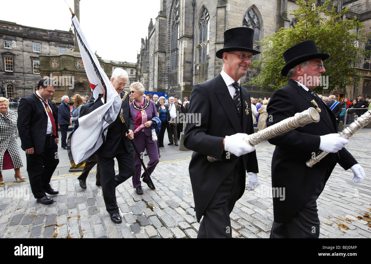 Il sindaco e il suo consiglio Marching sul Royal Mile di Edimburgo Regno Unito Scozia Foto Stock